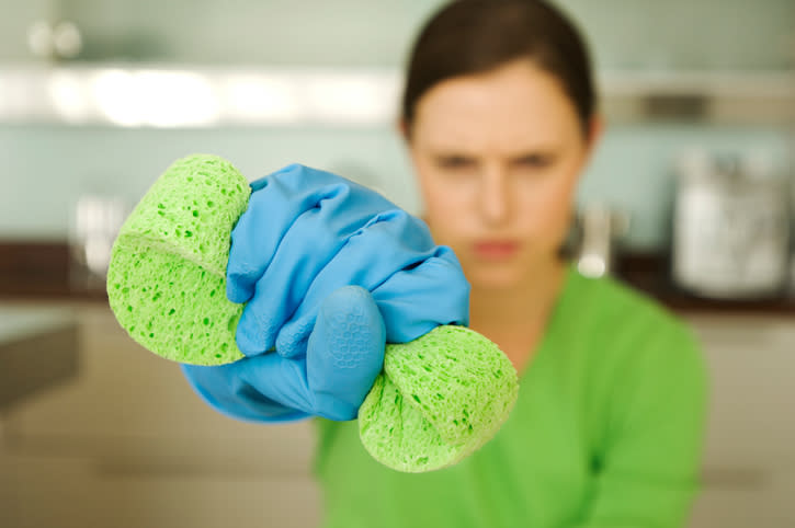 La esponja de la cocina podría tener más gérmenes que el inodoro. Foto: Pascal Broze/Getty Images