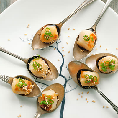 <div class="caption-credit"> Photo by: Lisa Romerein</div><div class="caption-title">Chinese Scallops</div><b>Chinese Scallops</b> <br> You can make these tasty scallops in a flash, leaving you plenty of time to hang out with your guests. <br> <b>Pair with:</b> Brut sparkling wine, Riesling, or Pinot Noir <br> <b>Recipe:</b> <br> Ingredients <br> <ul> <li>1 tablespoon vegetable oil </li> <li>1 tablespoon toasted sesame oil </li> <li>1 pound large dry-packed scallops, side ligament removed* </li> <li>1 tablespoon reduced-sodium soy sauce </li> <li>2 tablespoons sliced green onions </li> <li>1 tablespoon toasted sesame seeds </li> <li>Cilantro leaves </li> </ul>Preparation <br> Heat oils in a large (not nonstick) frying pan over high heat. Add scallops and cook, turning once, until starting to brown, 4 to 6 minutes. Set each scallop on a spoon and drizzle with 1/4 tsp. soy sauce; then sprinkle with some green onion and sesame seeds. Top with a cilantro leaf. <br> *Wet-packed scallops are preserved with chemicals, ooze liquid, and don't cook well. Dry-packed