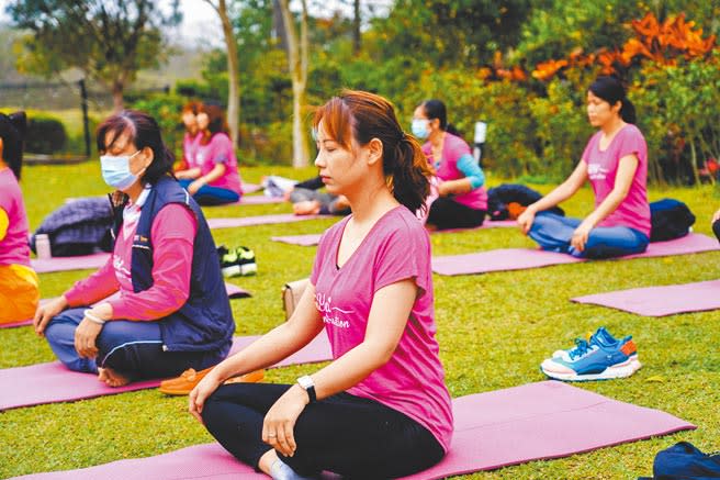 富宇建設在國際婦女節前夕，分別在新竹、台中舉辦「女力限定」－森林瑜珈。圖／黃繡鳳