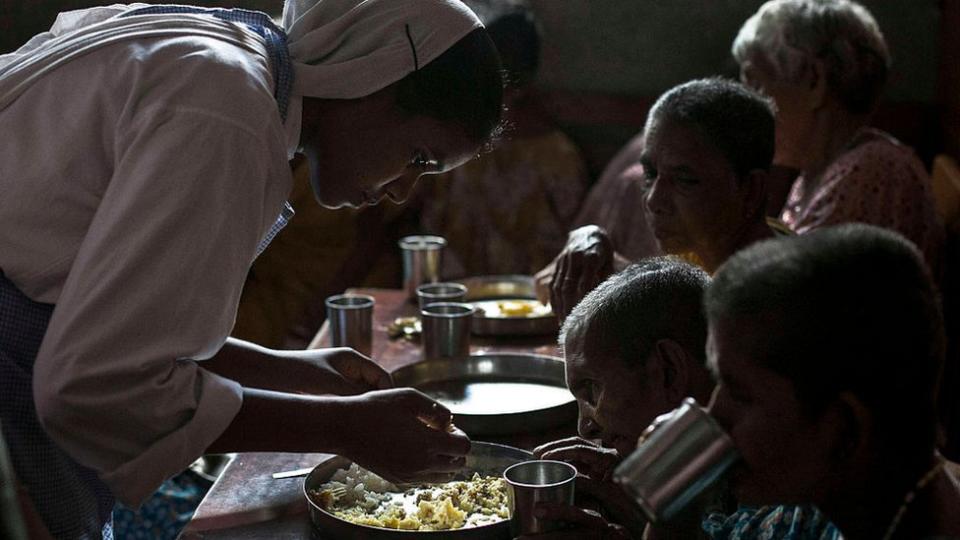 Una monja alimentando a un anciano en un hospicio en Calcuta, India, en agosto de 2016.