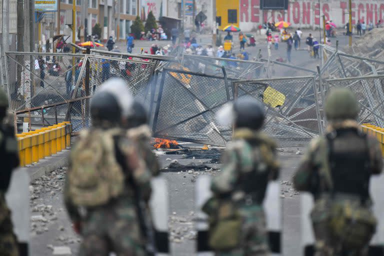 Tensión cerca del acceso al aeropuerto de Arequipa. (Diego Ramos / AFP)