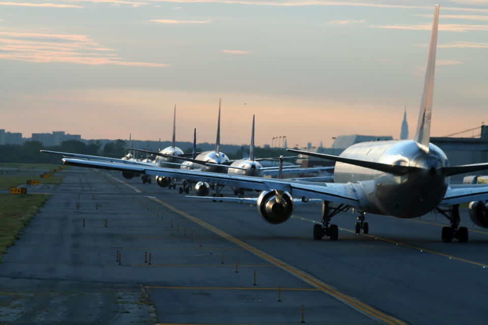 Aviones en la pista de un aeropuerto esperando su turno para despegar. Foto: Getty Images. 
