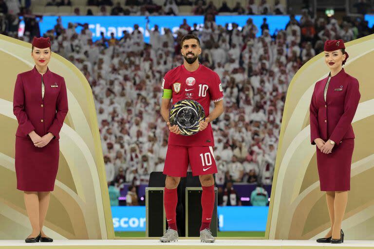 El capitán Hassan Al-Haydos luce otro de los premios que se llevó el seleccionado de Qatar, el del Fair Play; los locales fueron los campeones tras el 3-1 sobre Jordania en la final en el estadio Lusail