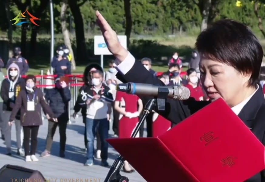 三度喊未來四年，台中市長盧秀燕就職強調，重市政輕政治，讓台中更幸福。