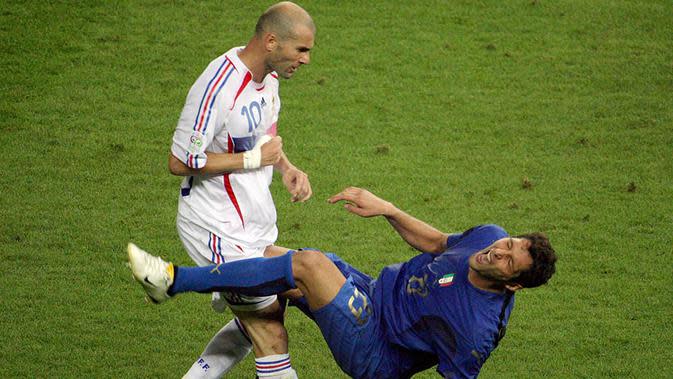 Pada Piala Dunia 2006, Zinedine Zidane pernah melakukan tindakan kontroversial dengan menyundul pemain Italia, Marco Materazzi, saat laga final Piala Dunia di Jerman. (AFP/John Macdougall)