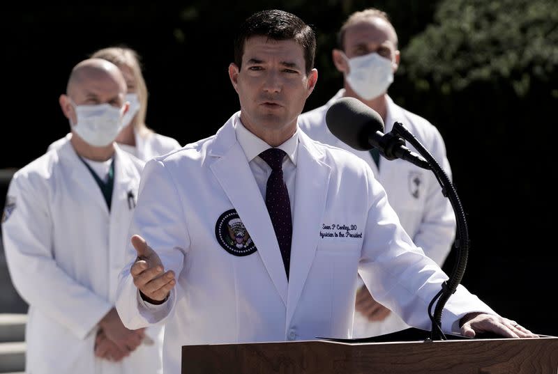 Foto del sábado del Dr. Sean Conley, médico de la Casa Blanca, en una rueda de prensa en la que reportó el estado de salud del presidente de EEUU, Donald Trump