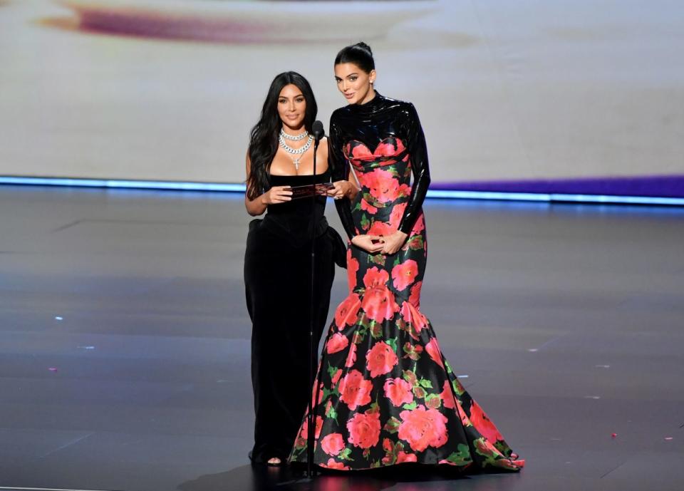 (L-R) Kim Kardashian、Kendall Jenner 亮相第71屆 Emmy Awards。