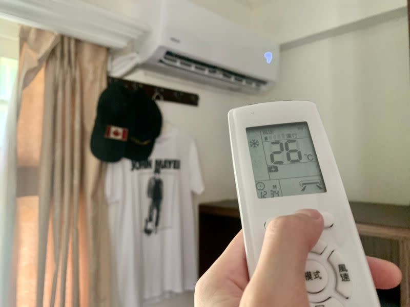 ▲炎炎夏日，多數人都趕快回家吹冷氣，但台電卻指出，在「這時機」調低溫度，反而會很耗電。（示意圖／NOWnews攝影中心）