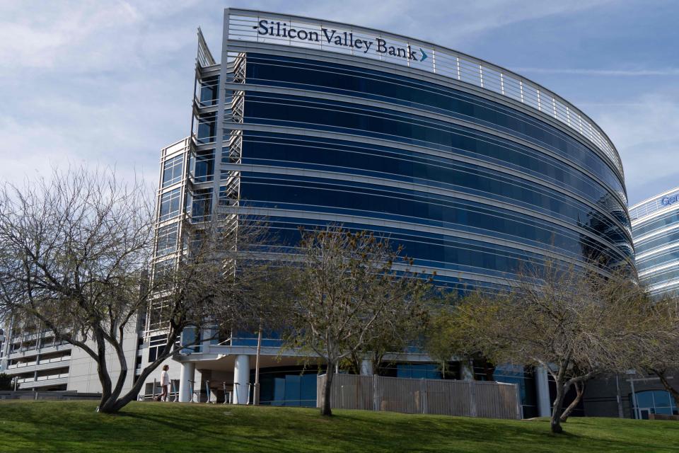 A Silicon Valley Bank office is seen in Tempe, Arizona, on March 14, 2023. - Some experts say there were warning signs ahead of the March 10 collapse of Silicon Valley Bank, missed not only by investors, but by bank regulators.