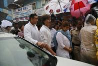 <p>Bollywood-Star Shah Rukh Khan kommt bei der Beerdigung seines verstorbenen Schauspielkollegen Shashi Kapoor im indischen Mumbai an. Kapoor war einer der berühmtesten Schauspieler des Landes. Er starb am Montag im Alter von 79 Jahren nach langer Krankheit. (Bild: AP Photo/Rafiq Maqbool) </p>