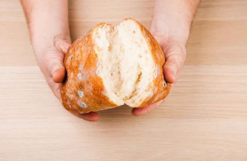 Auf Brötchen und Brot kann sich Schimmel in unterschiedlichen Farben zeigen. Oft beginnt er mit kleinen weißen Punkten, wächst er noch weiter, nimmt er meist eine blau-grünliche Farbe an. Entsorgen Sie verschimmeltes Brot immer komplett.