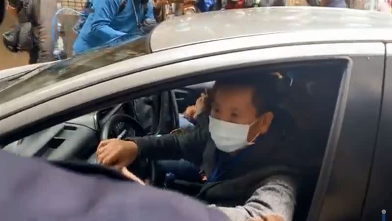 林為洲親自開車，想證實前政院發言人有特權被打臉。（圖／翻攝自立法委員林為洲臉書）