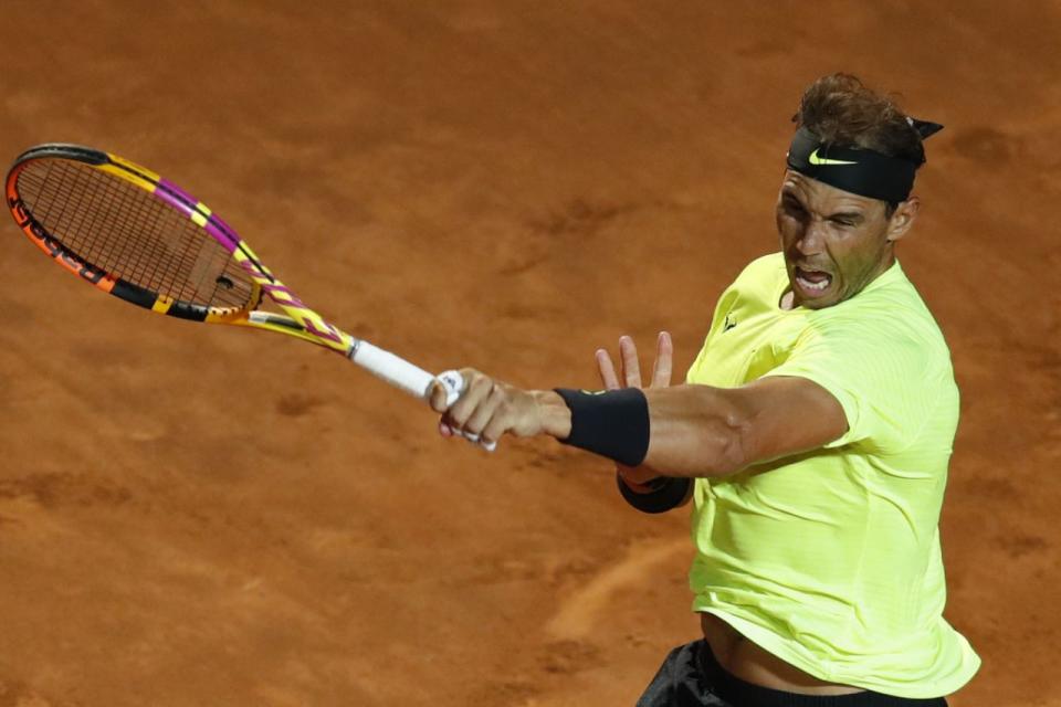 Rafael Nadal golpea una derecha al español Pablo Carreño Busta en la tercera jornada del Masters de Roma masculino. (Foto de CLIVE BRUNSKILL/POOL/AFP vía Getty Images)