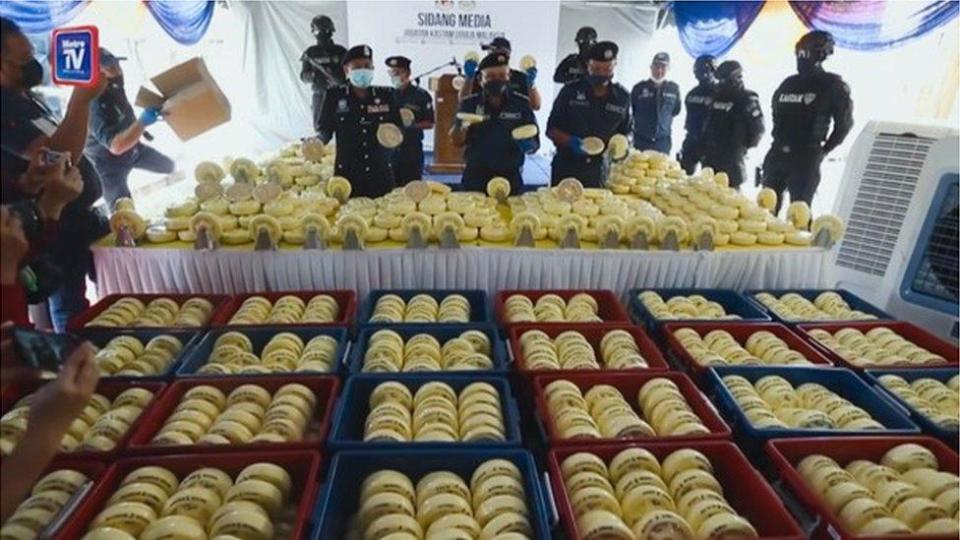 Las autoridades de Malasia muestran las píldoras Captagon incautadas