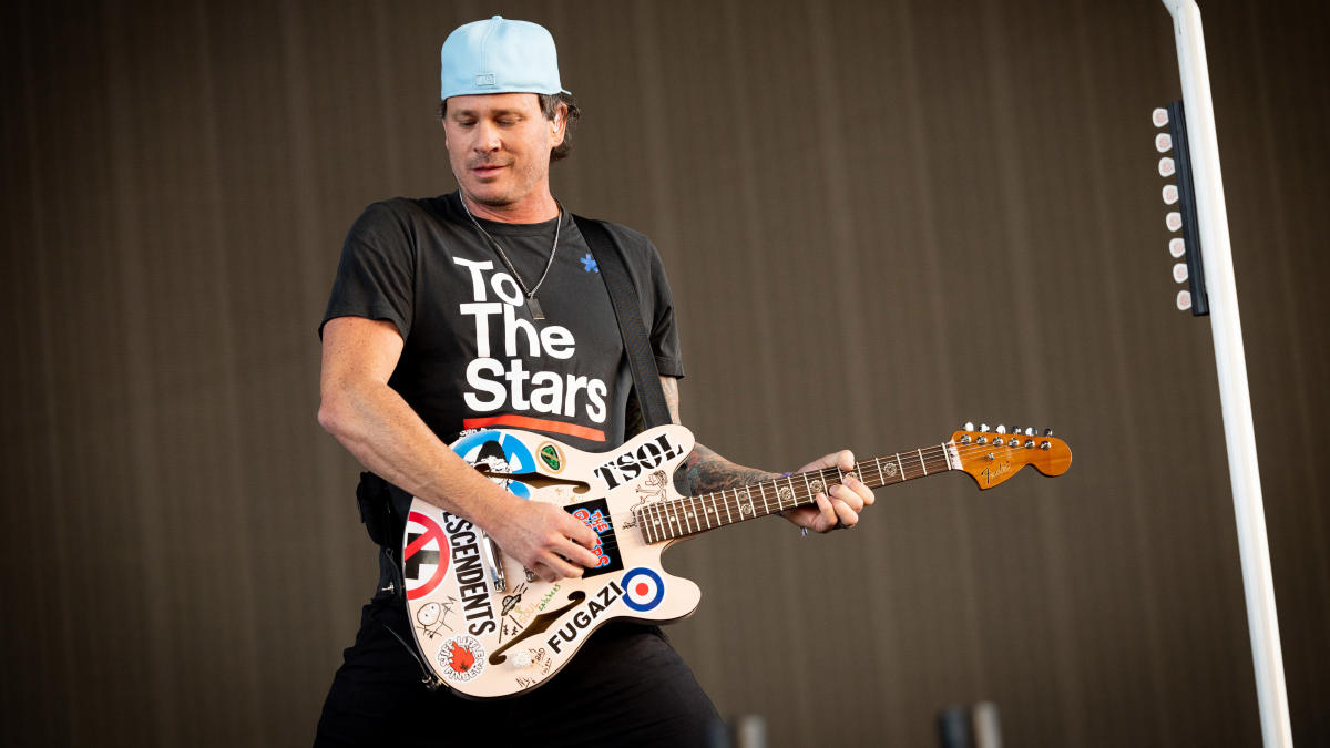 See The Fender Tom DeLonge Starcaster Get Its First Live Airing At   498cbe99f05ad9420c0b71f2ca3bb286