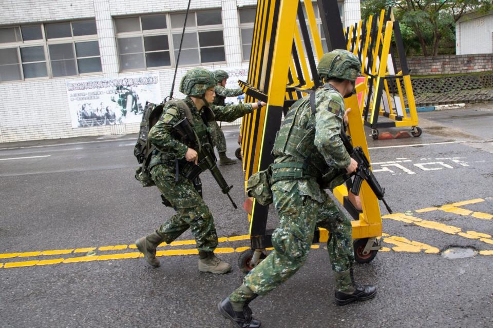 國軍配合中央流行疫情指揮中心自12月1日起放寬戴口罩等防疫措施，室外操課訓練，維持社交安全距離可免戴口罩。   圖：國防部提供