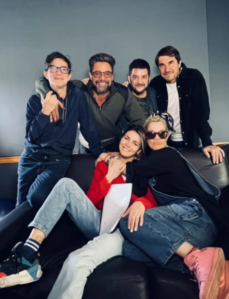 Leticia Brédice junto al elenco de "El divorcio".