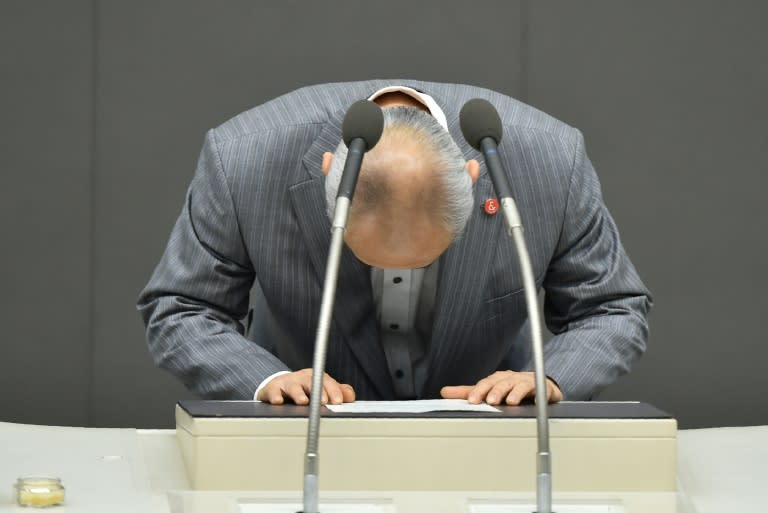 Tokyo governor Yoichi Masuzoe bows his head before his resignation speech at the end of a Tokyo Metropolitan Assembly session on June 15, 2016