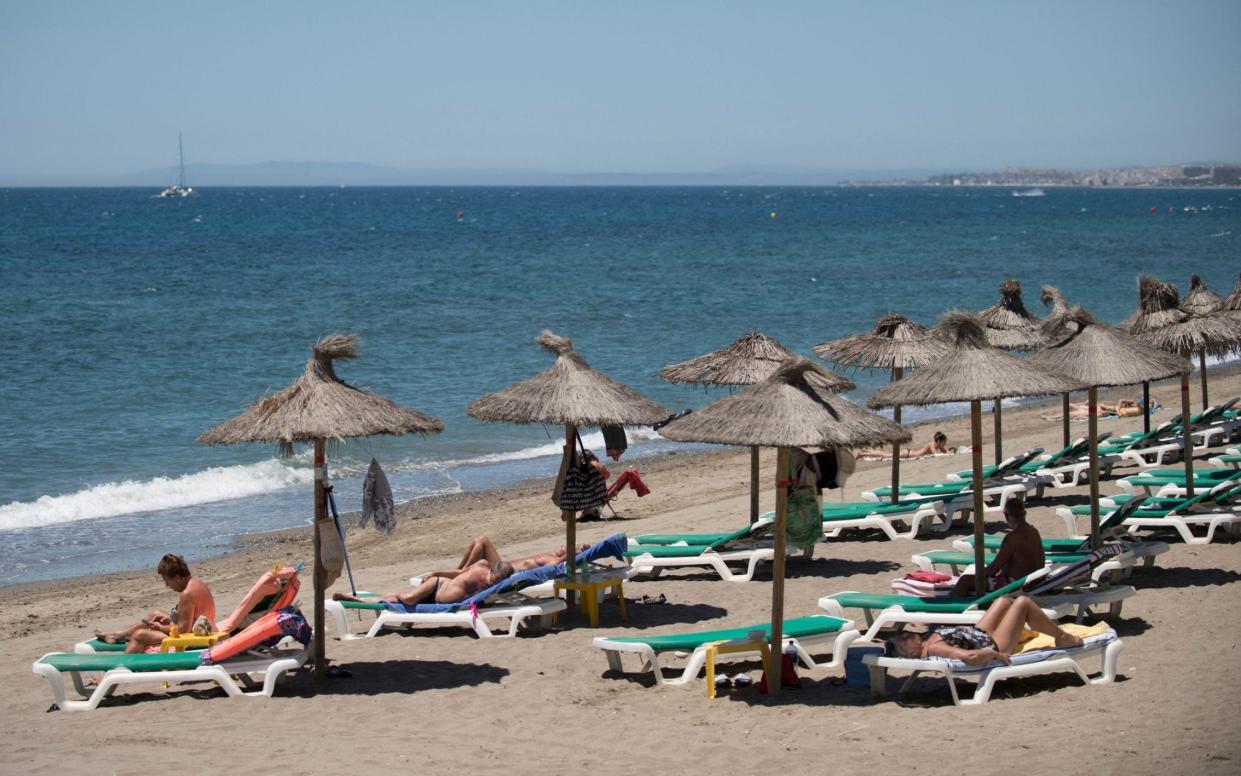 Marbella beach - Marbella to fine tourists €750 for urinating in the sea