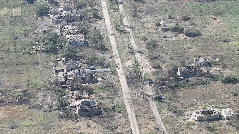 Ukrainian soldiers enter the village of Robotyne (via REUTERS)