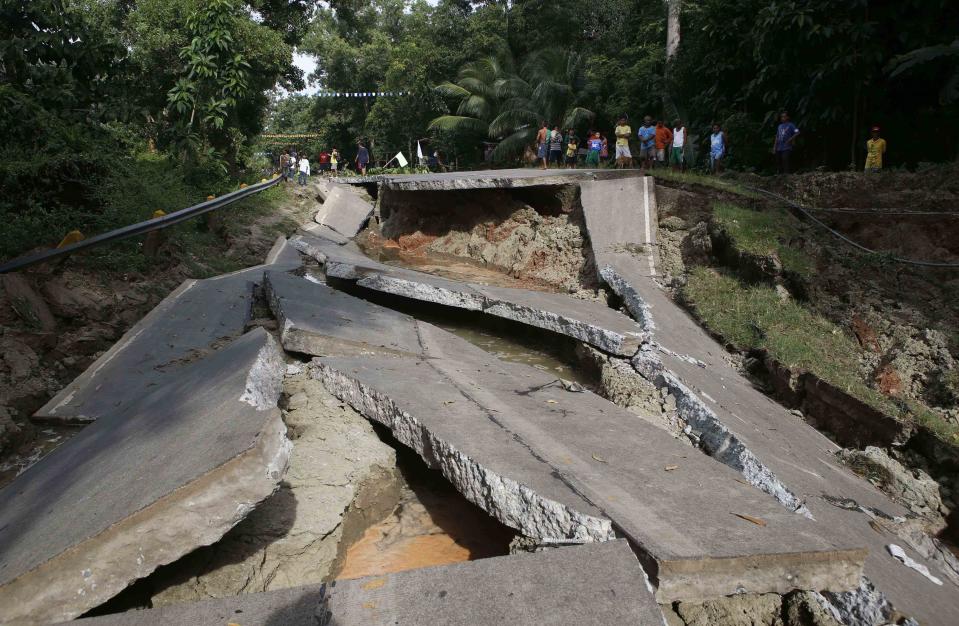 Quake in central Philippines 10-16-13