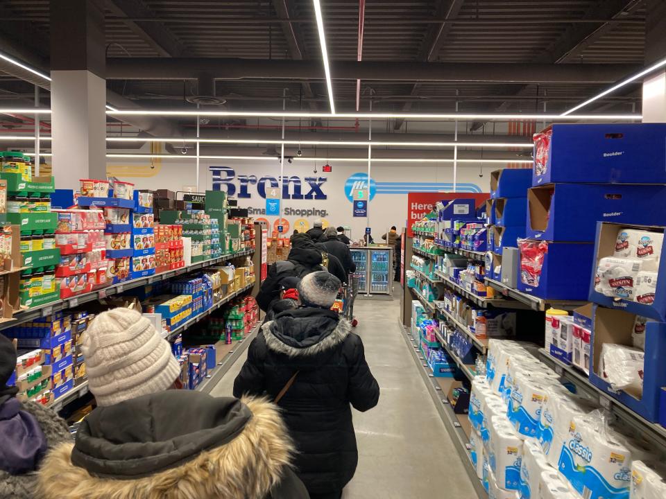 A long checkout line at Aldi in New York City.