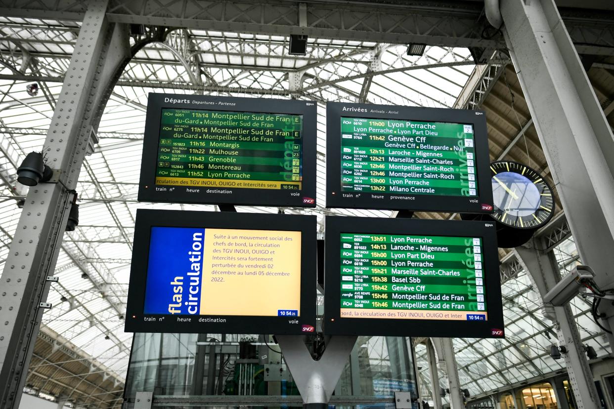 Des panneaux d’information à la gare de Lyon à Paris. (photo d’illustration)