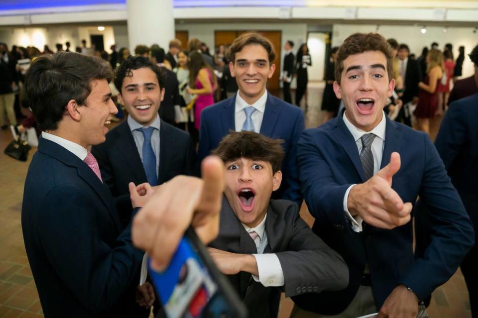 Antonio Bonadies, abajo al centro, alumno de Belen Jesuit Preparatory School, asistió a la 64th ceremonia de los Silver Knight Awards para apoyar a su amigo Carlos Morales (que no aparece en la foto), y que está nominado en la categoría de Deportes.