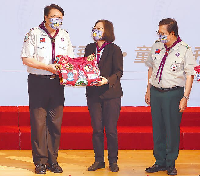 桃園市長鄭文燦（右）、基隆市長林右昌（左），選後排在哪個位子，取決於能否延續執政。（本報資料照片）