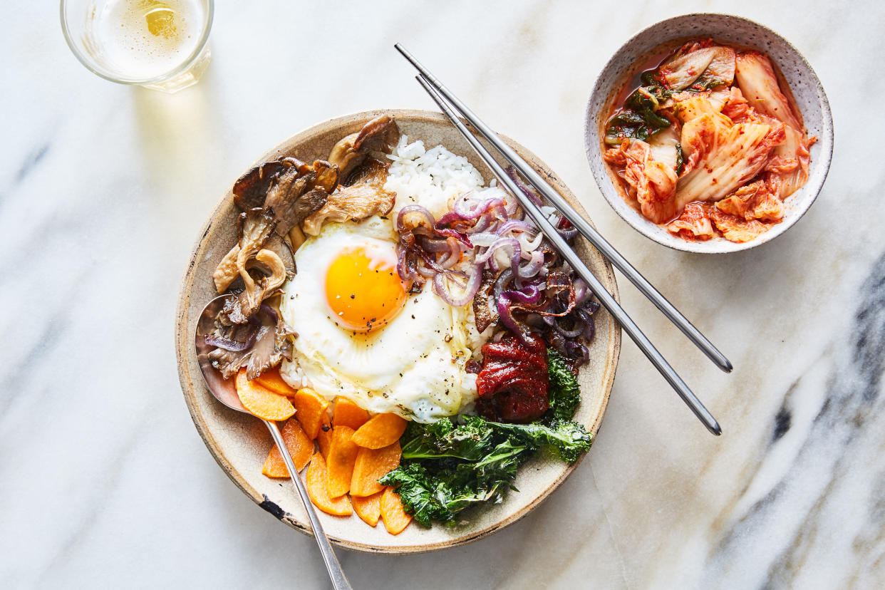 Bibimbap en bandeja, en Nueva York, el 21 de abril de 2021. Estilista de alimentos: Rebecca Jurkevich. (Linda Xiao/The New York Times).