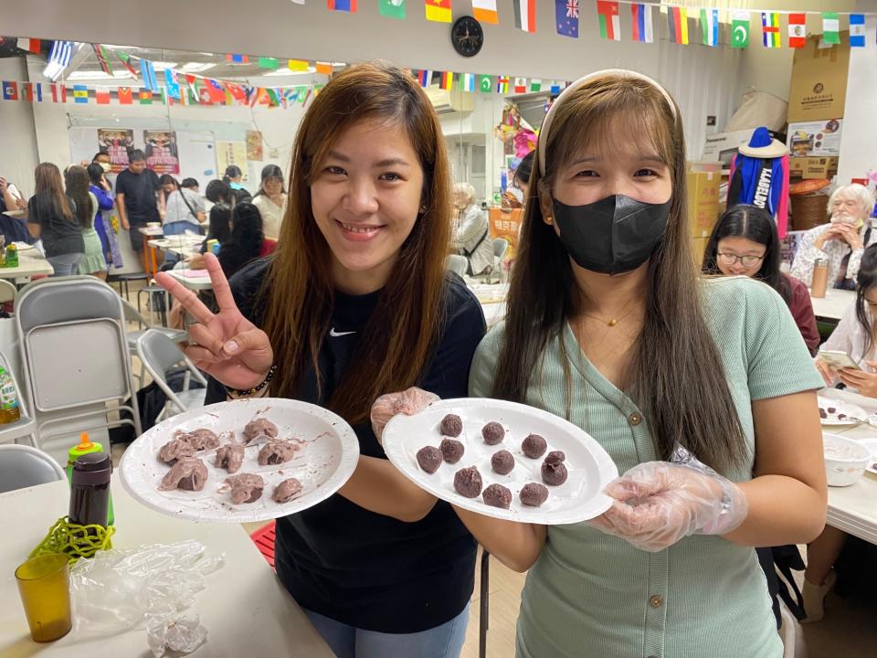 菲律賓新住民凱莉(左) 和芮絲(右)都是初次接觸臺式點心涼西丸。（移民署提供）