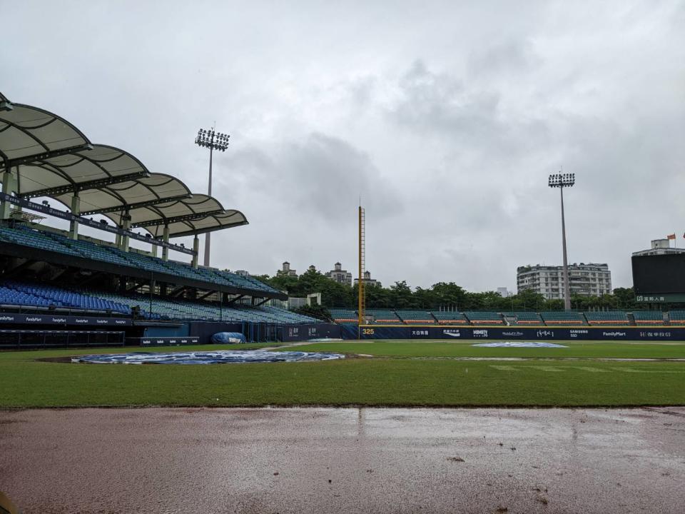 新莊球場雨勢不斷，場地狀況不佳。（謝岱穎攝）