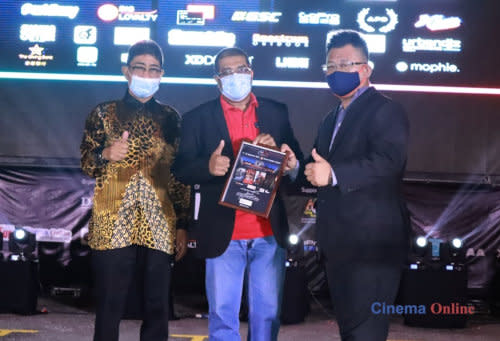 Marcel Lariche, MD of Cinema Online, receives a token of appreciation from CineDrive, presented by Datuk Zahidi Zainul Abidin. 