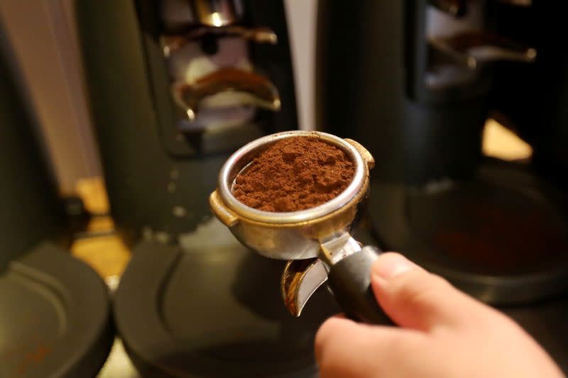 Foto de archivo. Un barista prepara una tasa de café en una tienda de Juan Valdez en Bogotá