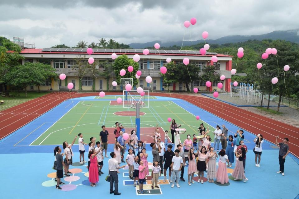 集來國小5日替國小部第70屆和幼兒園第29屆舉辦最後一次畢業典禮。（翻攝自集來國小臉書）