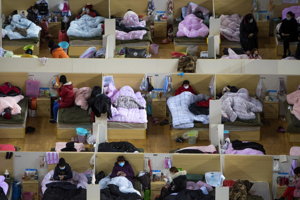 En esta imagen, tomada el 17 de febrero de 2020 y distribuida por la agencia de noticias Xinhua, pacientes infectados con coronavirus descansan en un polideportivo reconvertido en hospital, en Wuhan, en la provincia de Hubei, China. (Xiao Yijiu/Xinhua via AP)