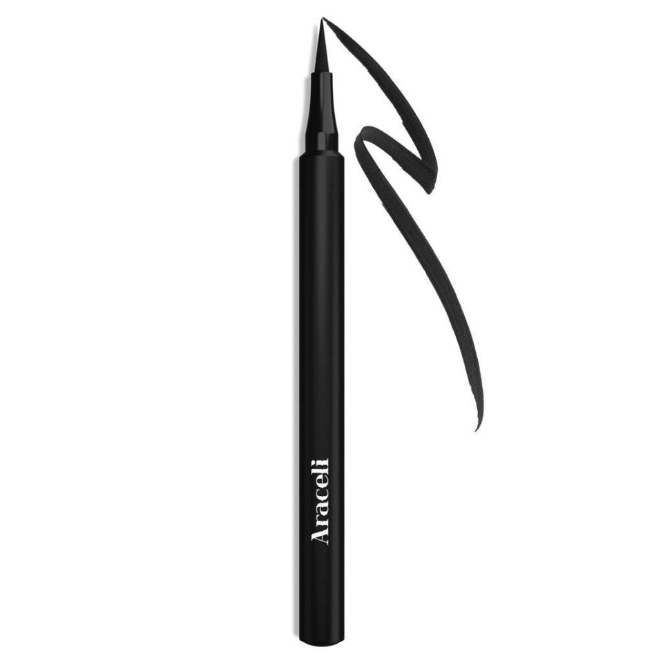 10) Araceli Beauty Ojos Perfectos Liquid Eyeliner