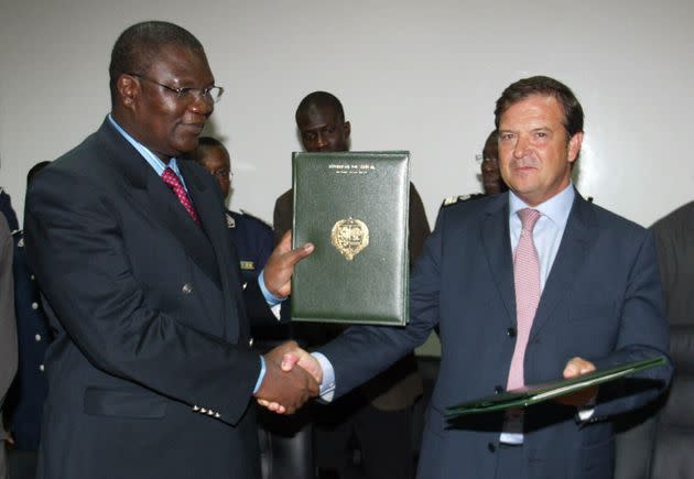 El exministro de Interior de Senegal Ousmane Ngom y el exdirector del CNI Alberto Saiz, en un acto de 2006. (Photo: SEYLLOU DIALLO via AFP via Getty Images)
