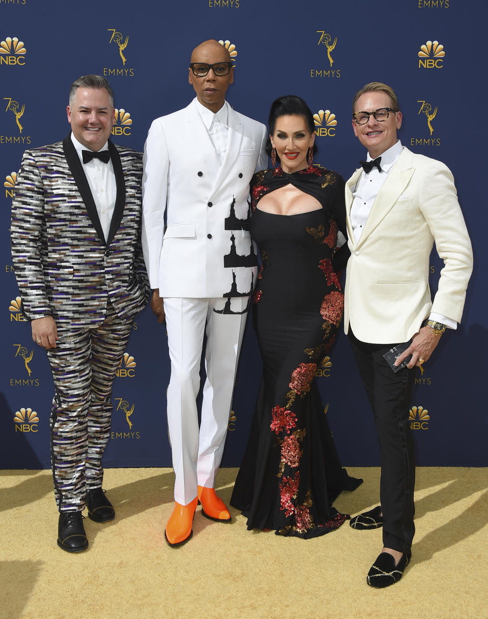 Ross Mathews, de izquierda a derecha, RuPaul Charles, Michelle Visage y Carson Kressley llegan a la 70a entrega de los Emmy el lunes 17 de septiembre de 2018, en el Microsoft Theater en Los Angeles. (Foto Jordan Strauss/Invision/AP)