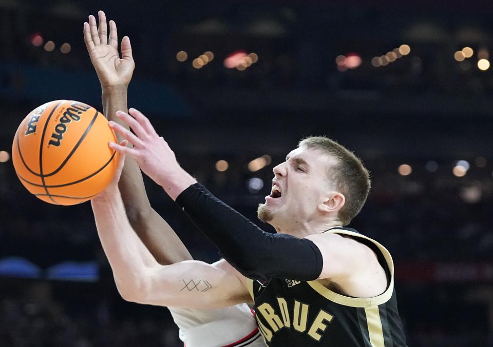 Connecticut Huskies guard Hassan Diarra (10) defends the shot of Purdue Boilermakers guard Braden Smith (3) during the NCAA Men’s Basketball Tournament Championship, Monday, April 8, 2024, at State Farm Stadium in Glendale, Ariz.