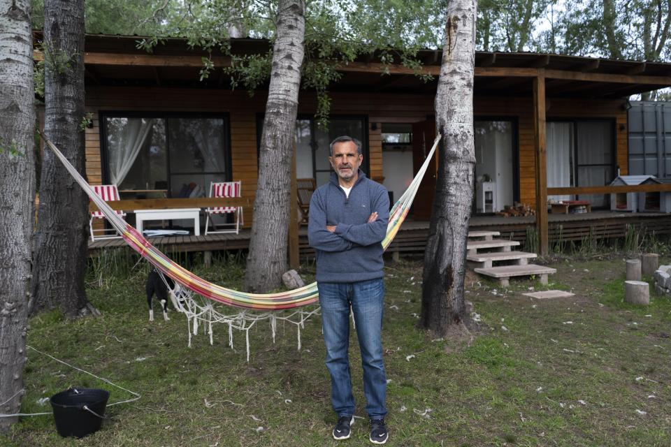 Federico Van Geldern, un ciudadano argentino que vive en un balneario llamado Solís, en Uruguay, permanece frente a su casa el martes 15 de septiembre de 2020. Desde que la pandemia del nuevo coronavirus empezó hace más de seis meses, miles de argentinos como Van Geldern decidieron permanecer y vivir en Uruguay. (AP Foto/Matilde Campodónico)