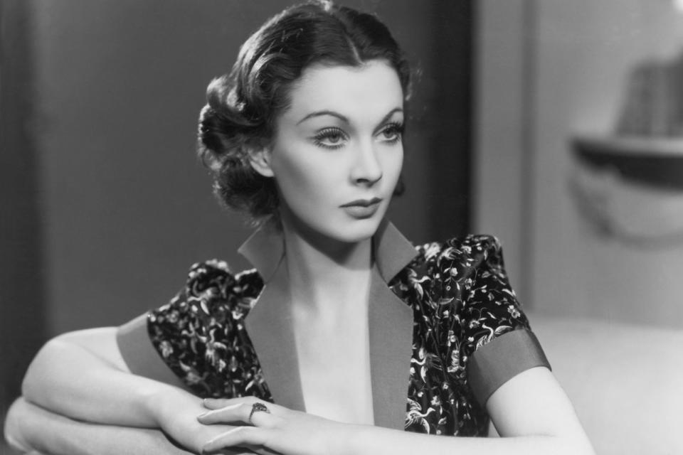 Wer wird Scarlett O'Hara? Diese Frage beschäftigte die Filmpresse, seit David O. Selznick 1936 die Verfilmungsrechte an "Vom Winde verweht" kaufte. Die Wahl fiel nach zweijähriger Suche auf Vivien Leigh (1913-1967). Die damals noch völlig unbekannte Britin wurde quasi über Nacht zum Star - ein folgenreicher Durchbruch ... (Bild: Sasha/Hulton Archive/Getty Images)