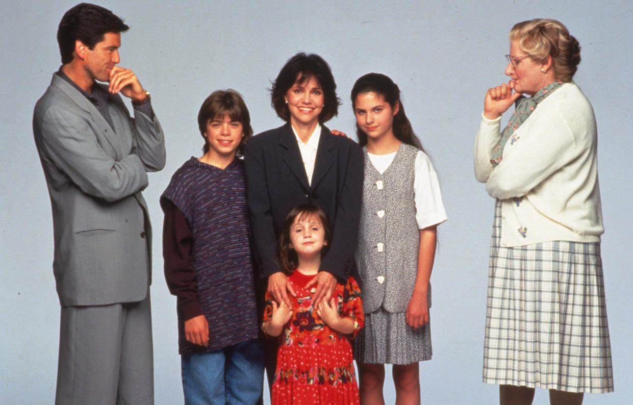 So sah der Cast von “Mrs. Doubtfire” im Jahr 1993 aus – inklusive Robin Williams (r.) und Sally Field (m.). (Bild: Wenn)