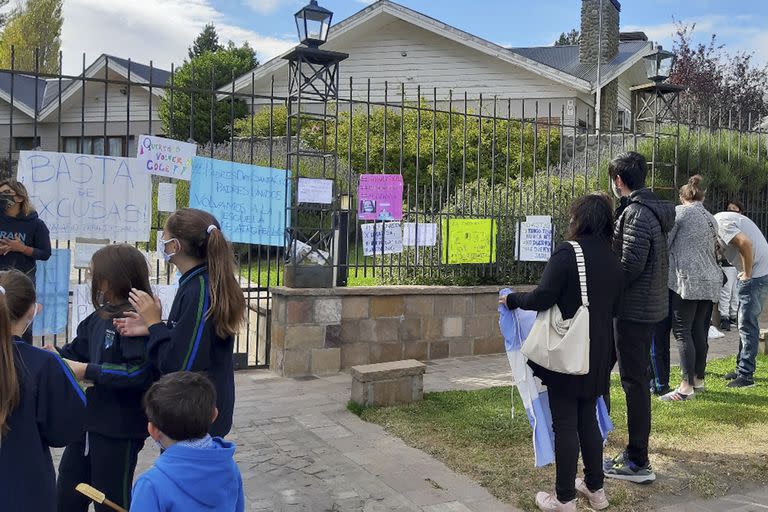 La manifestación en reclamo de la la vuelta a clases presenciales en la residencia oficial de la gobernación, en El Calafate