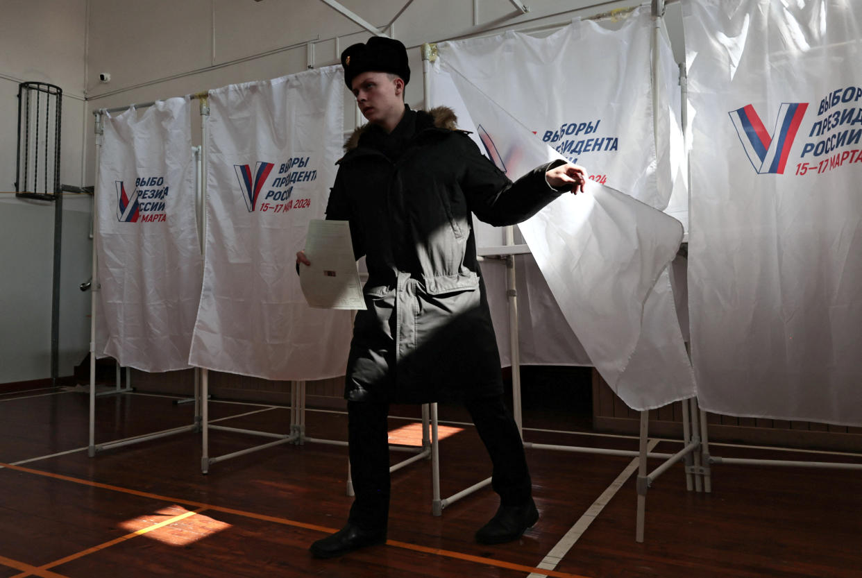 Einer der ersten Wähler: Ein Kadett an einer Wahlurne in Wladiwostok (Bild: REUTERS/Tatiana Meel)