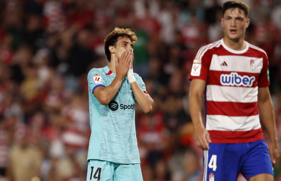 Joao Félix del Barcelona reacciona durante el partido contra el Barcelona en la Liga española, el domingo 8 de octubre de 2023, en Granada. (AP Foto/Fermín Rodríguez)