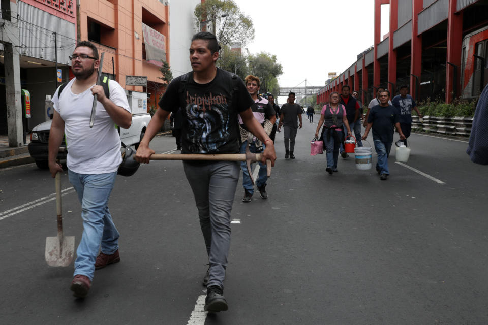 <p>CIUDAD DE MÉXICO.- Seism/Sismo-Solidaridad.- 20 de septiembre 2017.- Ante la poca afluencia vehicular de este miércoles, voluntarios caminaron sobre la calle para dirigirse a Chimalpopoca y Bolívar, donde colapsó un edificio. Foto: Agencia EL UNIVERSAL/Juan Boites/RCC </p>