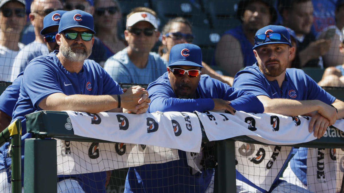 El entrenador de los Cachorros, Dustin Kelly, usa un bastón de ‘navaja suiza’