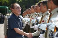 國防部長馮世寬7日視導憲兵機車排，慰勉官兵訓練辛勞。（軍聞社記者李一豪攝）