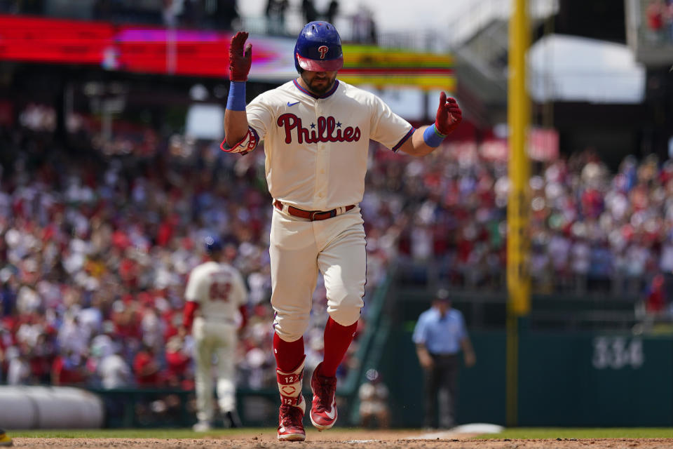 Kyle Schwarber de los Filis de Filadelfia reacciona tras pegar un jonrón frente al pitcher de los Padres de San Diego Nick Martinez en la séptima entrada en el primer juego de una doble cartelera el sábado 15 de julio del 2023. (AP Foto/Matt Slocum)